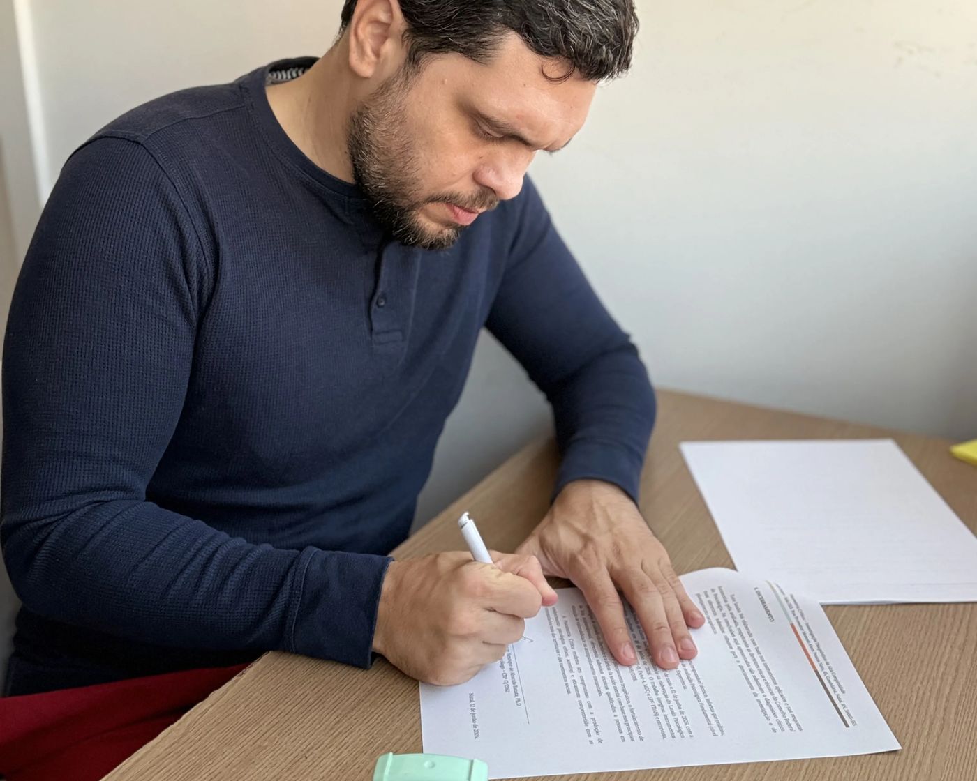 Róbson Batista assinando um laudo da Psicometria Crítica